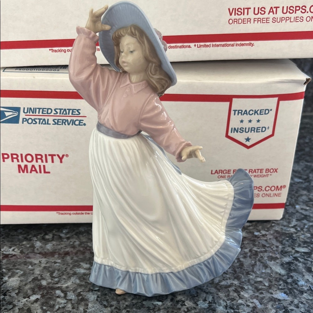 Lladro Porcelain Figurine in Pink and Cream
